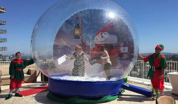 販売の膨脹可能な雪ショーの球の在庫、クリスマスの雪の地球、装飾のための膨脹可能なクリスマスの表示球