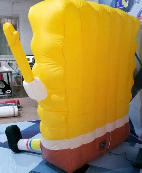 空気送風機および修理用キットとのInflatablesを広告するSpongBob